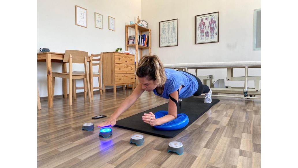 woman using gamification physical therapy techniques