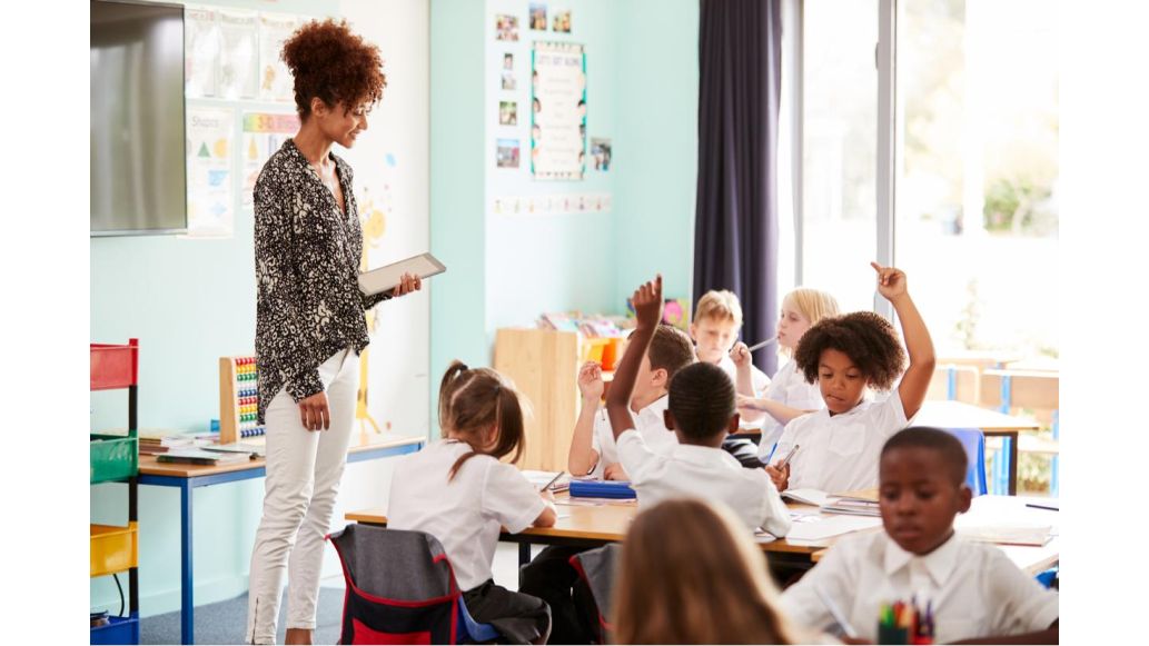 teacher teaching her group of elementary students