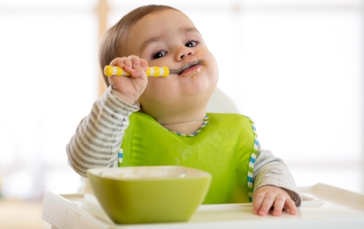 Children learning to feed themselves