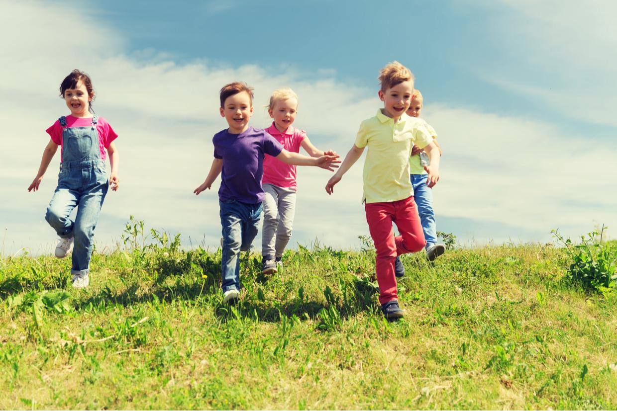 Playing Outside in the Yard: 8 Tips to Keep it Fun & Safe for Kids 