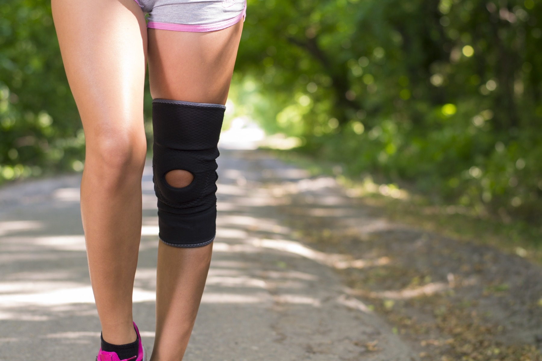 person running with knee support