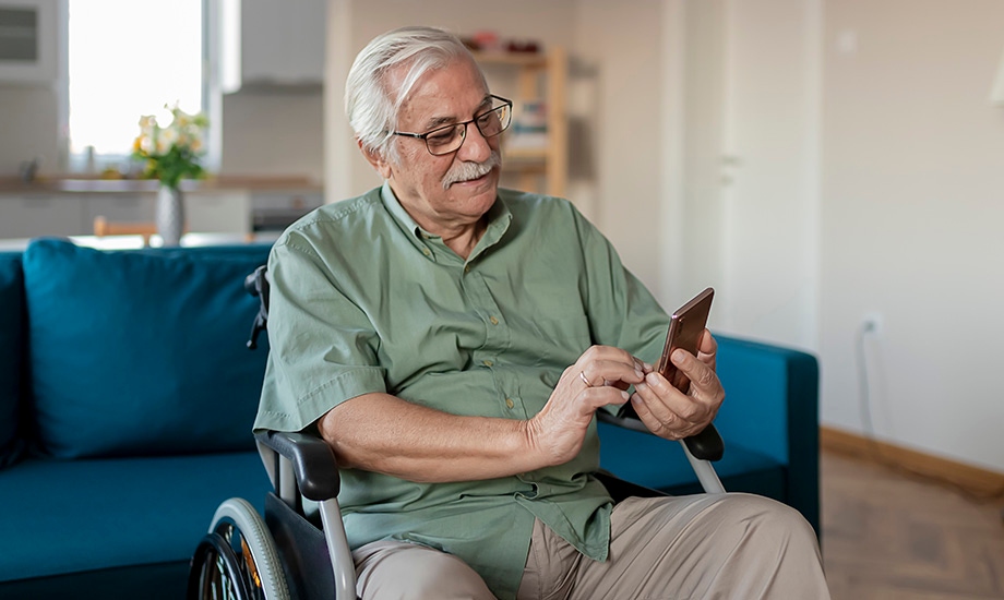 Veteran man reading articles online