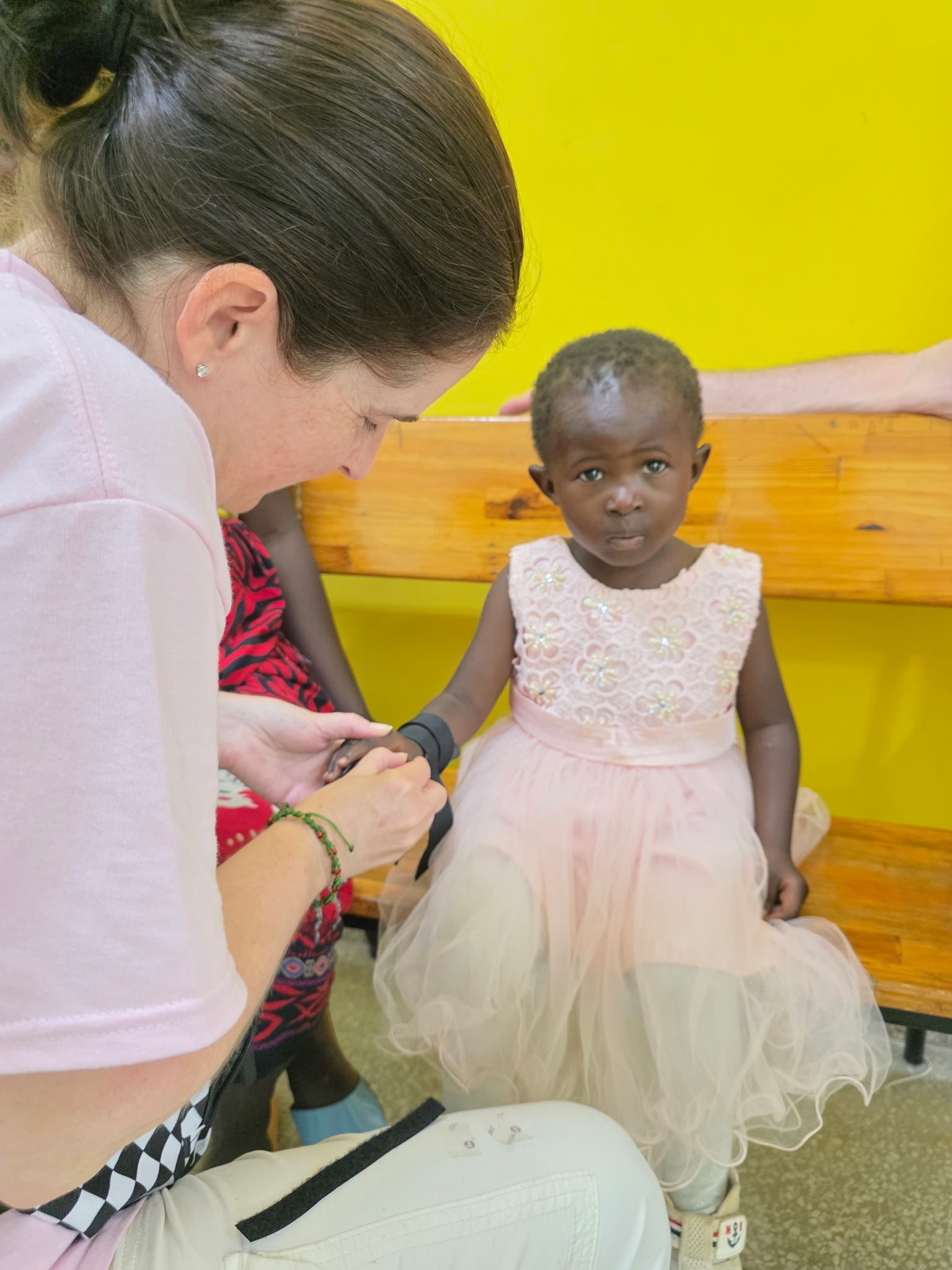 toddler receiving pedatric splint
